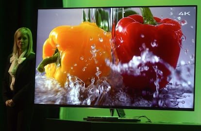 Vista del nuevo televisor pantalla delgada de Sharp hoy, lunes 5 de enero de 2015, durante la feria electrónica de consumo (CES) de Las Vegas (Nevada, Estados Unidos)