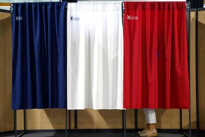 Una mujer deposita su voto en un colegio electoral durante la segunda vuelta de las elecciones parlamentarias francesas. El 7 de julio de 2024, Francia celebrará unas elecciones parlamentarias que serán decisivas para el futuro político del país y en las que la extrema derecha podría convertirse por primera vez en el partido mayoritario en el parlamento.