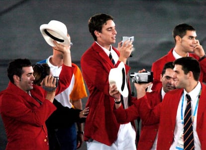 En la ceremonia de apertura de Atenas 2004 comenzó a ser habitual ver a los deportistas grabar la ceremonia desde dentro, como hace Pau Gasol.