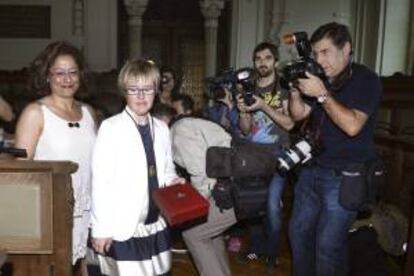 Ángela Bachiller, la primera persona con síndrome de Down concejal en un ayuntamiento español, el de Valladolid, a su llegada al pleno municipal celebrado hoy en el que tomó posesión de su cargo.