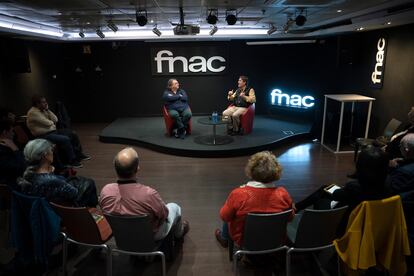 El periodista Jesús Ruíz Mantilla y el poeta Luis García Montero debaten durante el primer encuentro del Club de Lectura de EL PAÍS, en el FNAC en Madrid.