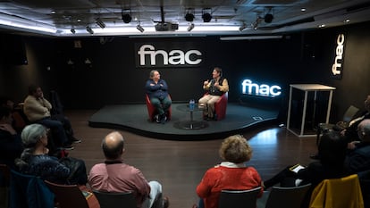 El periodista Jesús Ruíz Mantilla y el poeta Luis García Montero debaten durante el primer encuentro del Club de Lectura de EL PAÍS, en el FNAC en Madrid.