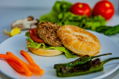 Hamburguesa de proteína de hongos de la marca Innomy Foods.