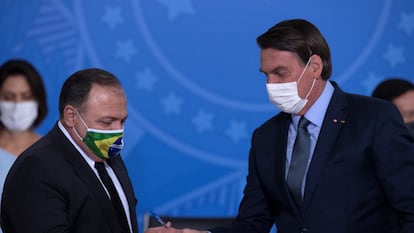 Jair Bolsonaro junto al general Eduardo Pazuello