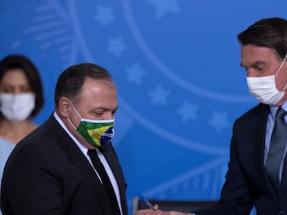 El presidente Jair Bolsonaro junto al general Eduardo Pazuello tras ser confirmado como ministro de Sanidad de Brasil, en septiembre de 2020.