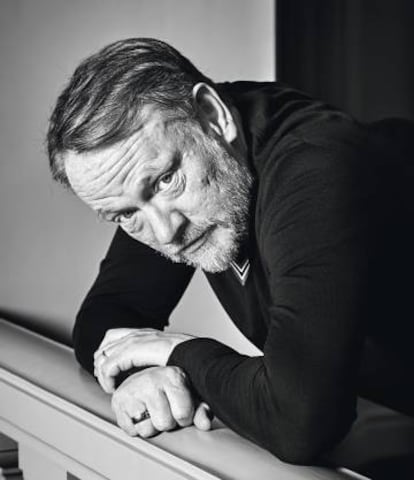 Jared Harris posa para ICON en posición de ser cacheado. Algo que, al parecer, le pasa en las fronteras con más frecuencia de lo que le gustaría.