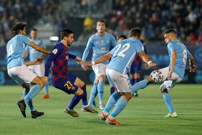 El delantero del Barcelona Carles Pérez (segundo por la izquierda) es presionado por los jugadores del Ibiza.