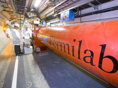 Uno de los nueve grandes imanes superconductores fabricados por Fermilab para el acelerador LHC.