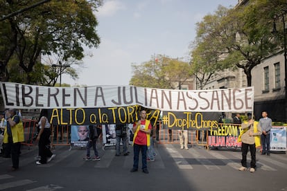 Christian Cebolledo, del colectivo 24F, sostiene un cartel que lee "Liberen a Julian Assange, alto a la tortura". El colectivo 24F (por la fecha en que comenzó el juicio de Assange, 24 de febrero de 2020), que busca la libertad del informático australiano Julian Assange, se manifestó este lunes en las inmediaciones de la Suprema Corte, lo más cerca posible de la visita de Joe Biden al Palacio Nacional, en Ciudad de México.