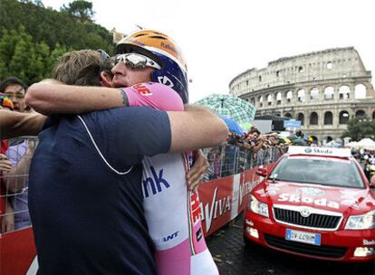 Denis Menchov celebra, con el Coliseo romano de fondo, la consecución del Giro de Italia.
