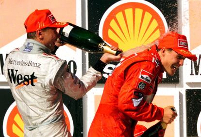 Mika Hakkinen (izquierda), vencedor de la prueba, rocía con champaña a Michael Schumacher, que terminó segundo, en el Gran Premio de Brasil, el 11 de abril de 1999.