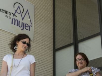 Dos mujeres abandonan un centro municipal de la mujer en Almería.
