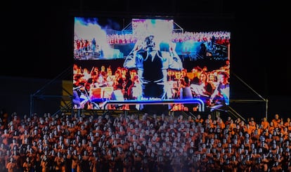 Cientos de estudiantes y profesores de música de Secundaria y Bachillerato protagonizaron este viernes por la noche el concierto 'Com sona l'ESO' junto a la Ciudad de las Artes y las Ciencias de Valencia. 