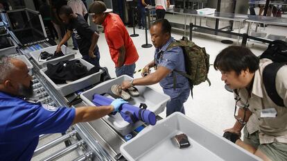 Control de seguridad en la terminal de American Airlines en Miami.