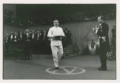 Gabriel García Márquez aceptando el Premio Nobel de Literatura de 1982.