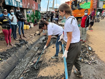 Un grupo de voluntarios de KUBUKA realiza jornadas de limpieza en Kibera, un asentamiento informal en los suburbios de Nairobi, capital de Kenia, el pasado 19 de noviembre.