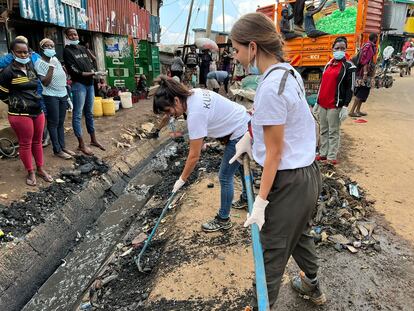 Un grupo de voluntarios de KUBUKA realiza jornadas de limpieza en Kibera, un asentamiento informal en los suburbios de Nairobi, capital de Kenia, el pasado 19 de noviembre.