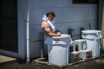 El jugador de rugby australiano Henry Hutchison toma un baño de hielo tras un entrenamiento en Tokio.