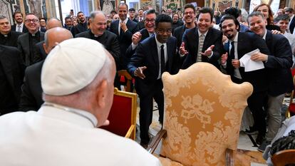 El Papa Francisco se reúne con artistas del mundo del humor en el Palacio Apostólico el 14 de junio de 2024 en la Ciudad del Vaticano. En la imagen, en primera fila, Chris Rock y Jimmy Fallon, entre otros cómicos.