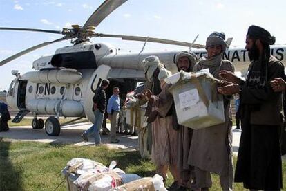 Voluntarios afganos descargan urnas traídas desde Zaranj, capital de la provincia de Nimroz, situada a 380 kilómetros de Kandahar.