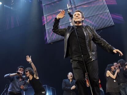 Miguel Ríos en el escenario junto a, por la izquierda, Manolo García, Leiva, Carlos Goñi, Rosendo, Lua, José Ignacio Lapido y Eva Amaral