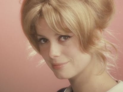 A atriz Catherine Deneuve aos 18 anos.