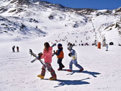 Esquiadores en la estación de Cerler.