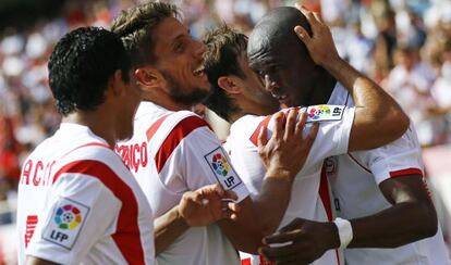 Mbia, felicitado por sus compañeros tras marcar al Deportivo.