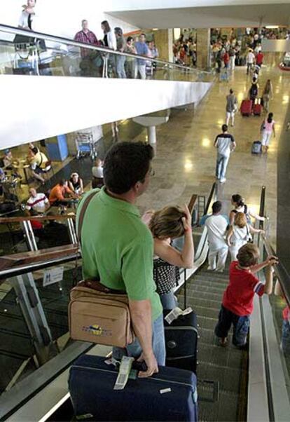 Unos pasajeros, en el aeropuerto de Barajas.