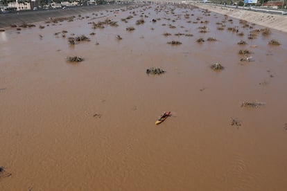 Miembros de la UME y de los bomberos trabajan este martes en la búsqueda de víctimas mortales a causa de las inundaciones de la Dana en el cauce del río Turia.
