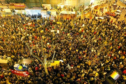 Tras una tarde de protestas, sobre todo frente a las sedes del PP en Madrid y Barcelona (en la imagen), a las 00.40 del domingo, día de elecciones, el ministro de Interior, Ángel Acebes, anunció que un vídeo encontrado en una papelera de la mezquita contenía una reivindicación de Al Qaeda.