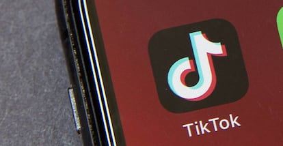 Logo de TikTok en la pantalla de un móvil.