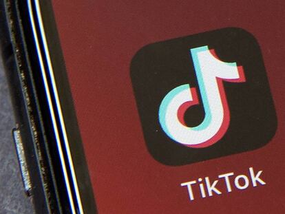 Logo de TikTok en la pantalla de un móvil. 