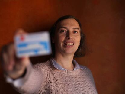 María Alejandra, mujer transexual con su nueva tarjeta sanitaria.