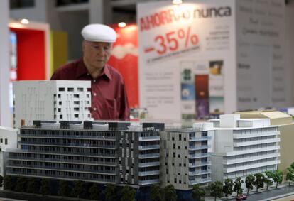 Un visitante observa una maqueta en un evento inmobiliario. Imagen de archivo.
