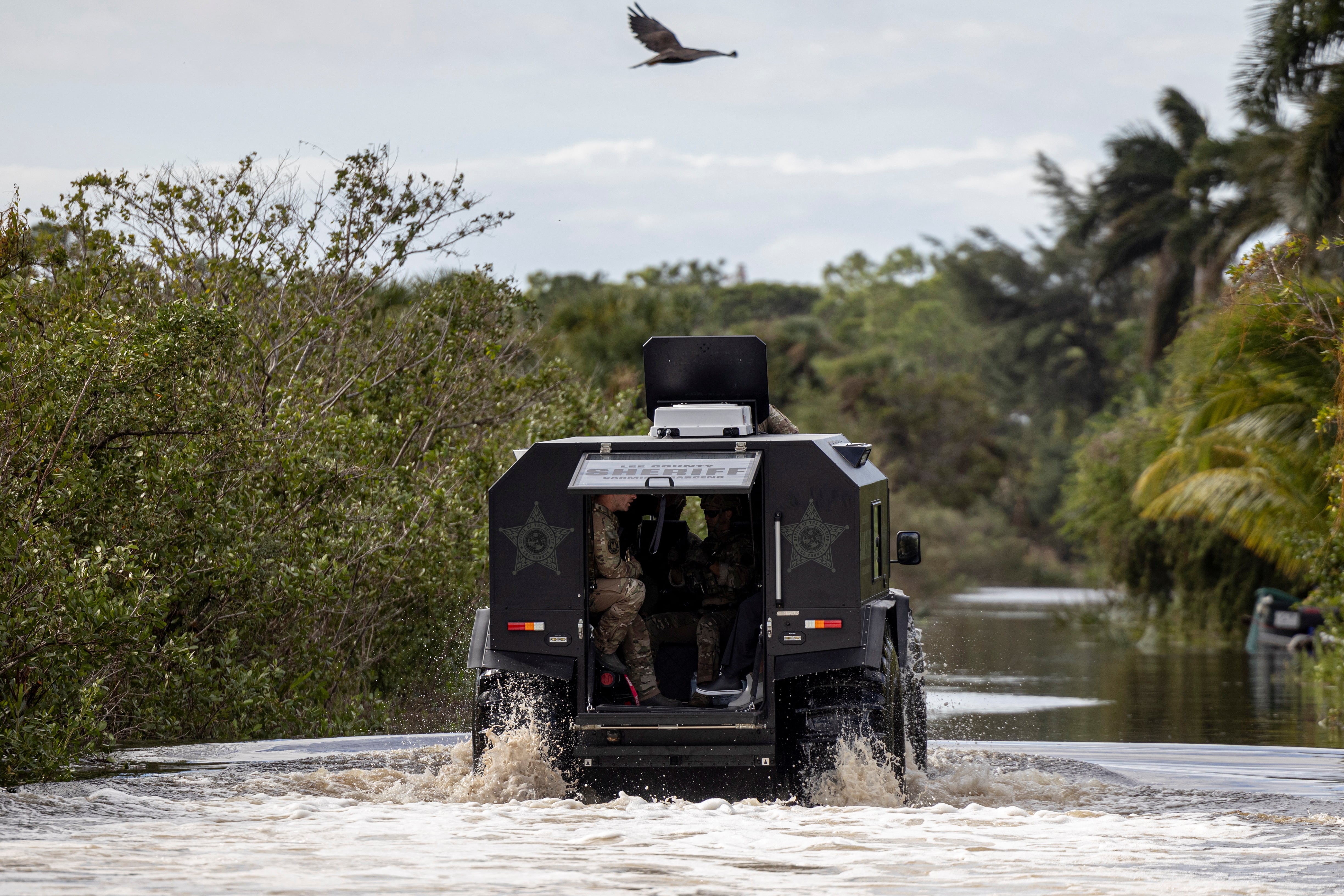 Video | Los servicios de emergencia de Florida rescatan a residentes varados tras el paso del huracán ‘Milton’