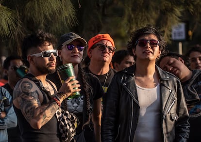 Asistentes al festival de música Vive Latino, en Ciudad de México, en 2024