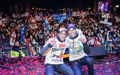 Marca y &Agrave;lex M&agrave;rquez con una multutid de seguidores de fondo en las calles de Cervera.