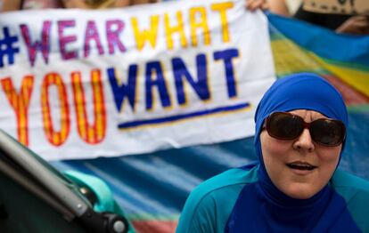 Una mujer vistiendo un "Burkini" en una protesta ante la Embajada francesa en Londres