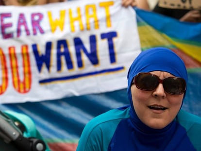 Una mujer vistiendo un burkini en una protesta ante la Embajada francesa en Londres, en agosto de 2016.