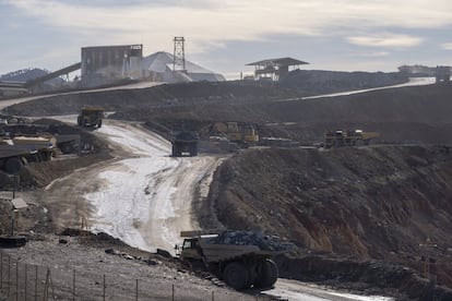 Camiones transportan rocas tras las voladuras para extraer el cobre.