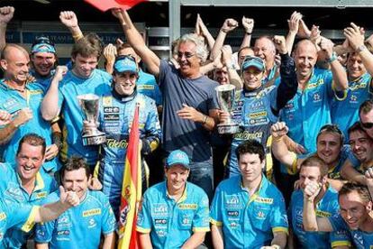 Briatore, junto a Alonso, Fisichella y el resto de miembros del equipo.