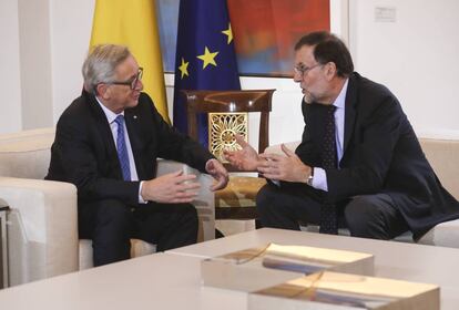 El presidente del Gobierno, Mariano Rajoy, conversa con el presidente de la Comisión Europea, Jean-Claude Juncker