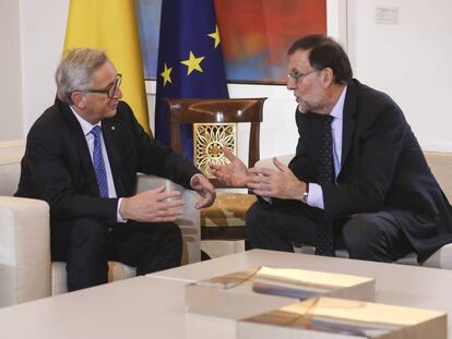 El presidente del Gobierno, Mariano Rajoy, conversa con el presidente de la Comisi&oacute;n Europea, Jean-Claude Juncker