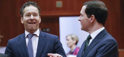 El presidente del Eurogrupo, Jeroen Dijsselbloem, conversa con el ministro de Finanzas brit&aacute;nico, George Osborne.