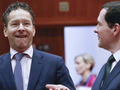 El presidente del Eurogrupo, Jeroen Dijsselbloem, conversa con el ministro de Finanzas brit&aacute;nico, George Osborne.