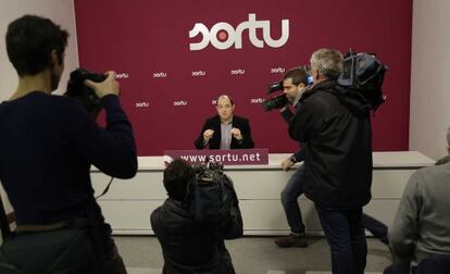 Pernando Barrena, portavoz de Sortu, en la comparecencia celebrada en la sede del partido en San Sebastián.