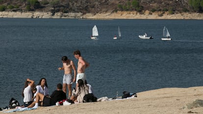 Bañistas y regatistas en el pantano de San Juan, este sábado.