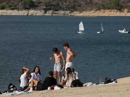 Bañistas y regatistas en el pantano de San Juan, este sábado.