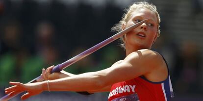 La atleta Ida Marcussen de Noruega compite en lanzamiento de jabalina.